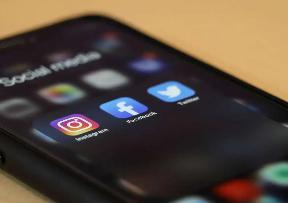 Cum este un magazin online influenţat de reţelele de socializare
