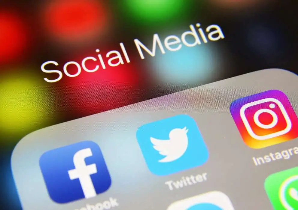 Magazinele virtuale si social media