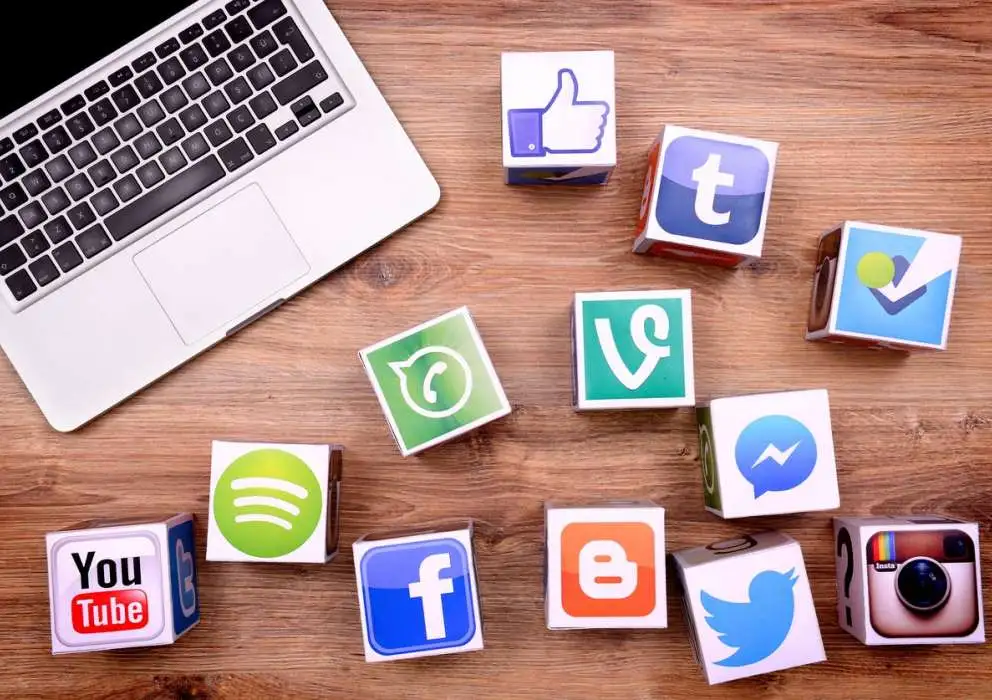 Social media castiga teren